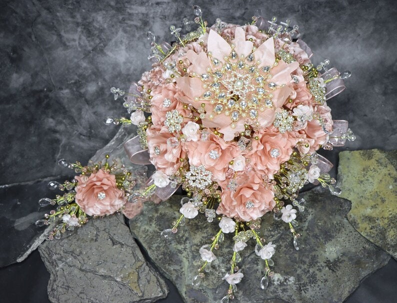 Quinceanera Flower Bouquet Embellished with Crystals and Brooches for Quinceanera328