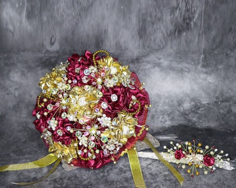 Quinceanera Flower Bouquet Embellished with Crystals and Brooches for Quinceanera430