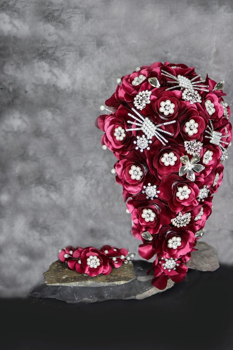 Quinceanera Flower Bouquet Embellished with Crystals and Brooches for Quinceanera275
