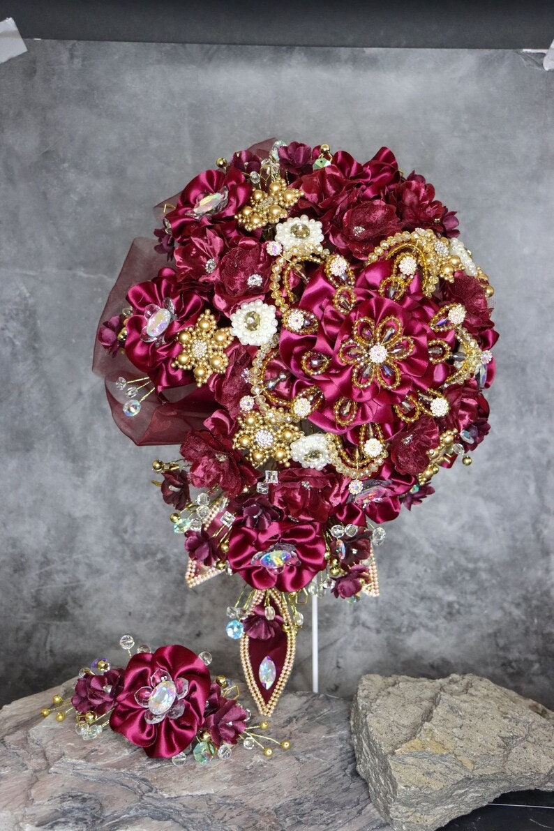 Quinceanera Flower Bouquet Embellished with Crystals and Brooches for Quinceanera373