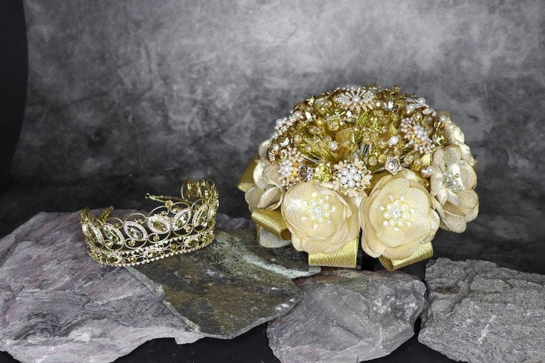 Quinceanera Flower Bouquet Embellished with Crystals and Brooches for Quinceanera334