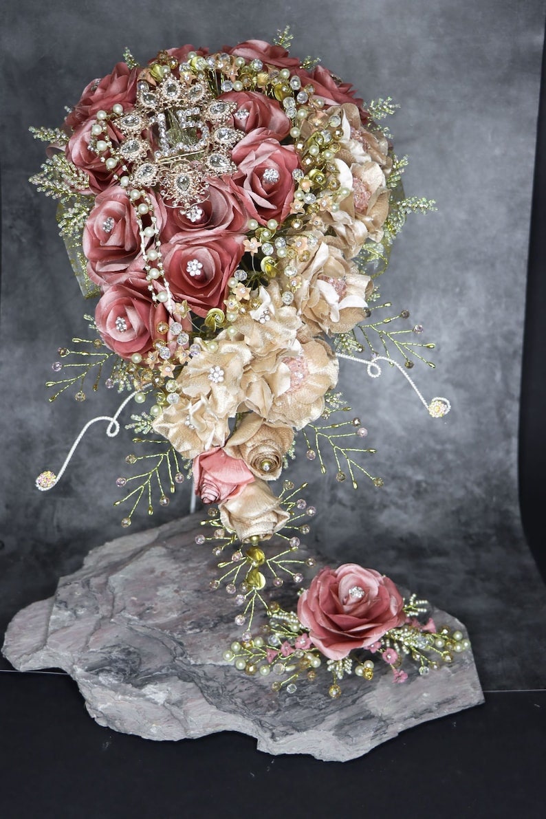 Quinceanera Flower Bouquet Embellished with Crystals and Brooches for Quinceanera517