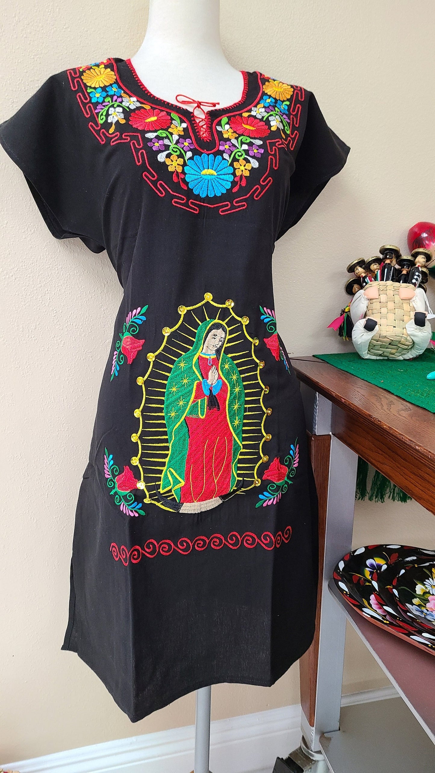 Vestido Mexican con Imagen de la Virgen de Guadalupe/Mexican Embroidery Dress with Image of Virgin Mary123